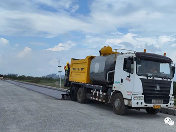 熱烈祝賀我司鶴港高速封層、透層試驗(yàn)段成功